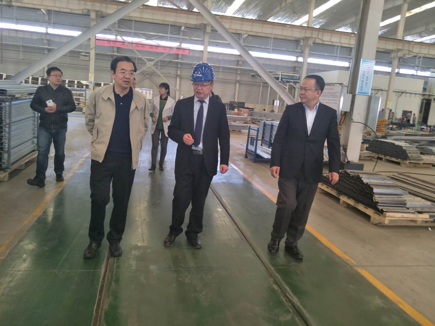 財(cái)政部駐甘專員辦事處黨組書記楊瑞金，蘭州市副市長牛向東一行參觀考察蘭州新區(qū)亞太伊士頓電梯廠